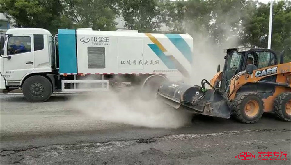 山貓滑移清掃車作業(yè)揚(yáng)塵大圖片
