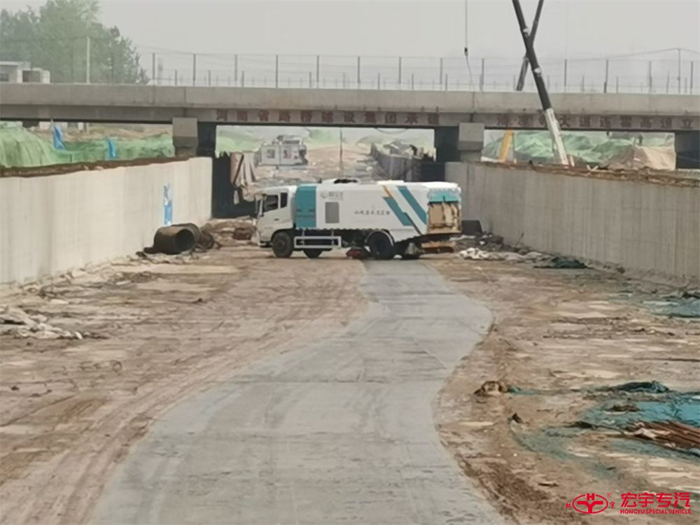河南商丘淤泥道路深度保潔作業(yè)效果