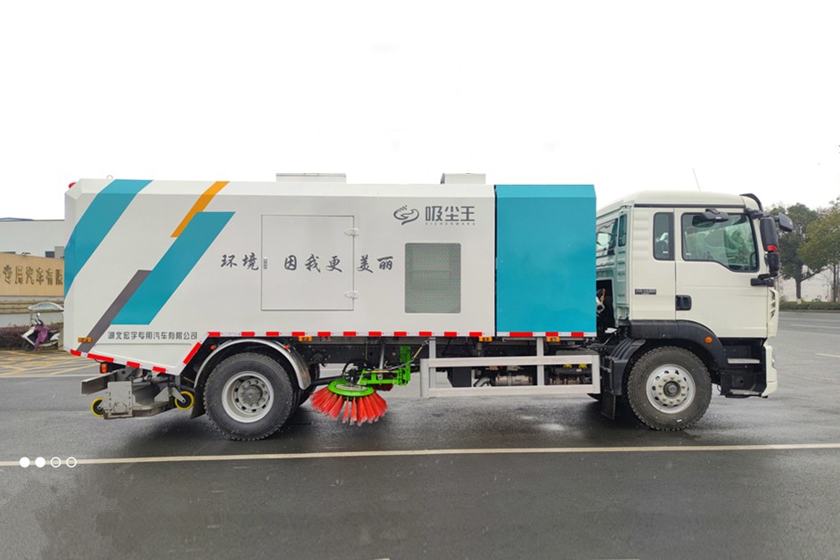 重汽豪沃18噸干濕兩用吸塵車右側(cè)